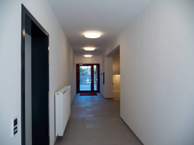 Çok katlı bir binanın merdiveni. Avrupa apartmanı.