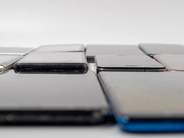 Zniszczone Telefony Komórkowe Banda Zepsutych Smartfonów Używane Telefony Jasnym Tle — Zdjęcie stockowe