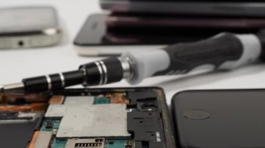 Cep telefonu parçaları ve aletleri, telefon tamiratı, akıllı telefon ve mobil teknoloji güncellemeleri. Akıllı telefonların onarımı ve teşhisi.