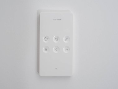 Duvardaki dairede dahili telefon var. Dahili iletişim yakın plan.