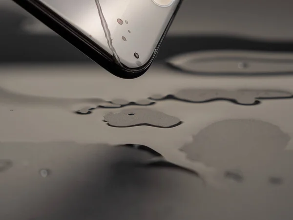 Woda Została Rozlana Smartfon Smartfon Wpadł Wody Mokry Smartfon Czarnym — Zdjęcie stockowe
