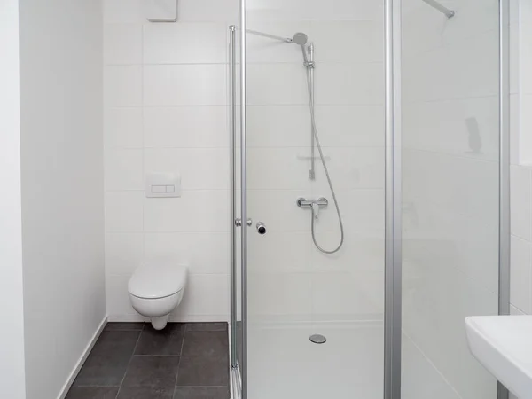 クロム蛇口 透明なガラスのドアと棚とシャワールーム シャワーキャビン — ストック写真