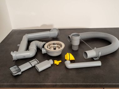 Mutfak lavabosu kurmak için bağlantılar. Mutfak hortumu.