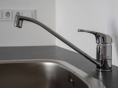 Yeni mutfak lavabosu. Mutfağın içi. Mutfak lavabosu yakın plan..