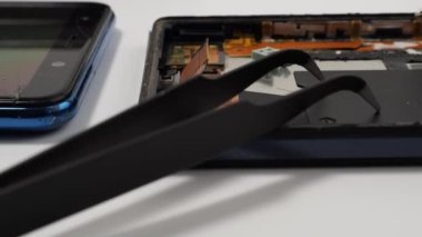 Cep telefonu parçaları ve aletleri, telefon tamiratı, akıllı telefon ve mobil teknoloji güncellemeleri. Akıllı telefonların onarımı ve teşhisi.