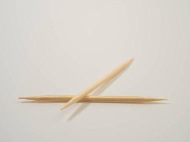 Beyaz arka planda tahta kürdanlar. Diş için kürdan.