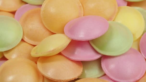 Farklı Renklerde Ufo Şeklinde Tatlı Şekerler Pembe Arka Planda Dönüyorlar — Stok video