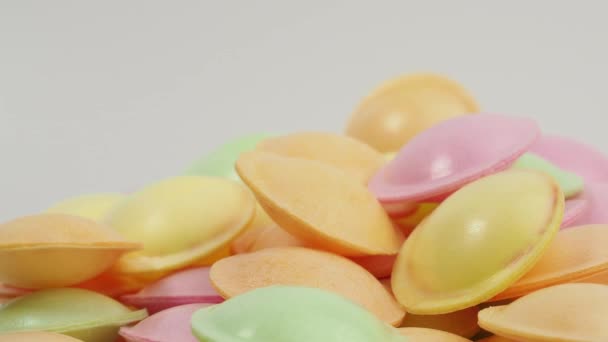 Ufo Şeklinde Tatlı Şekerler Beyaz Arka Planda Farklı Renklerde Döner — Stok video