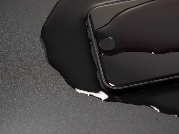 Smartphone Üzerine Döküldü Akıllı Telefon Suya Düşmüştü Siyah Arkaplanda Islak — Stok fotoğraf