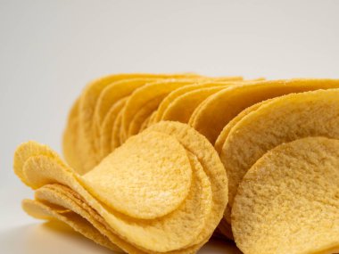Beyaz arka planda lezzetli patates cipsleri. Patates cipsi yakın..