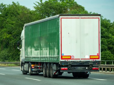 Avrupa otobanındaki kamyonlar. Malların nakliyesi.