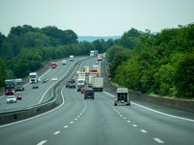 Otoyollar trafik ile doludur. Avrupa otoyolu.