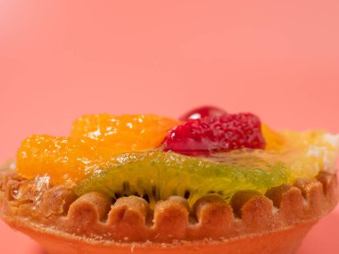 Pembe arka planda meyveli fırın. Meyveli bisküvi..