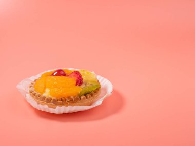 Pembe arka planda meyveli fırın. Meyveli bisküvi..