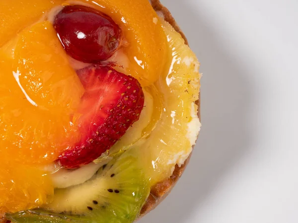 白い背景に果物で焼く フルーツビスケット — ストック写真