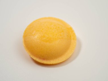 Beyaz arka planda farklı renklerde UFO şeklinde tatlı şekerler. Uçan daireler, şerbetli uzay gemisi şeklinde şeker kağıtları..