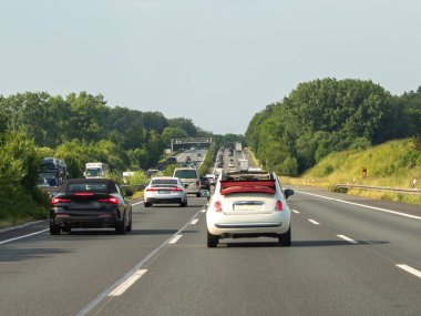 Otoyollar trafik ile doludur. Avrupa otoyolu.
