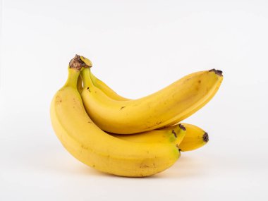 Beyaz arka planda olgun muzlar. Muzlar kapanıyor.