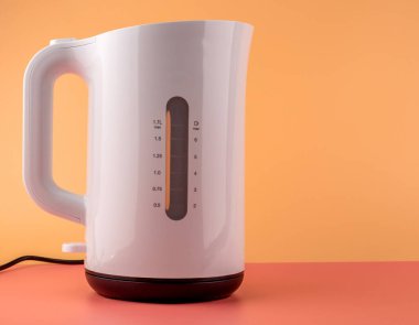 Modern beyaz plastik elektrikli çaydanlık. Kettle yakın çekim.