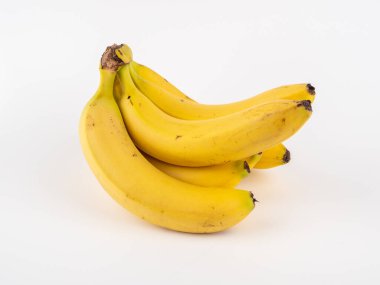 Beyaz arka planda olgun muzlar. Muzlar kapanıyor.