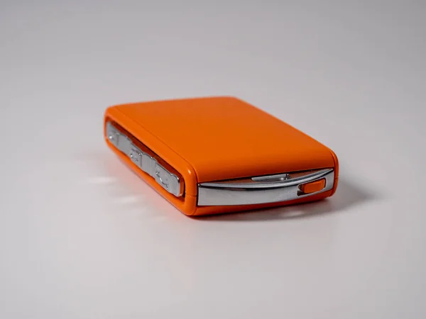 Moderner Drahtloser Orangefarbener Autozündschlüssel Auf Weißem Hintergrund Funkschlüssel Zum Starten — Stockfoto