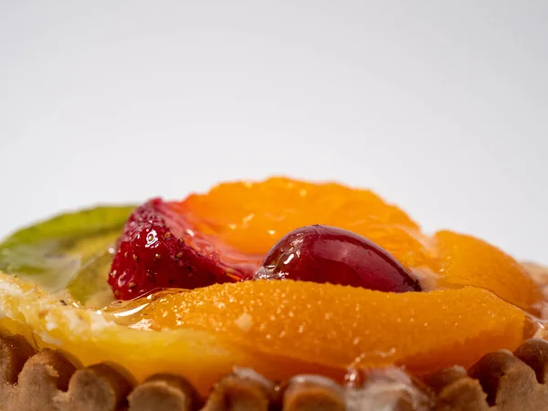 白い背景に果物で焼く フルーツビスケット — ストック写真