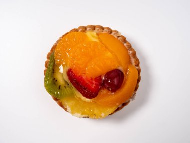 Beyaz arka planda meyveli fırın. Meyveli bisküvi..