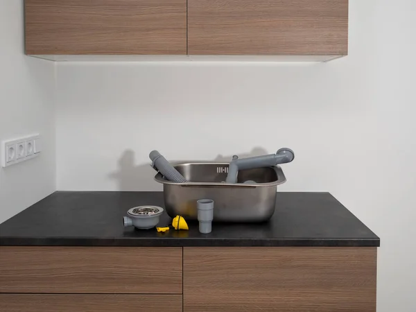 Pemasangan Wastafel Dapur Siap Dipasang Samping Wastafel Atas Meja Dapur — Stok Foto