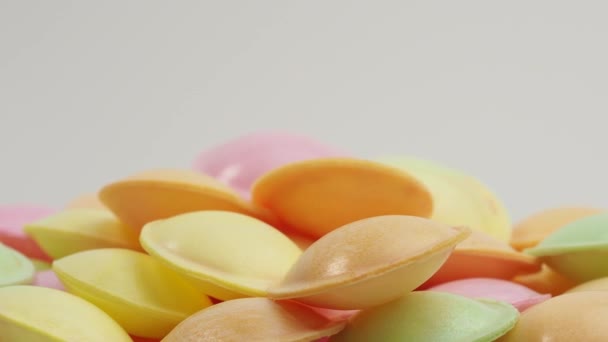 Dulces Caramelos Forma Ovni Diferentes Colores Giran Sobre Fondo Blanco — Vídeos de Stock