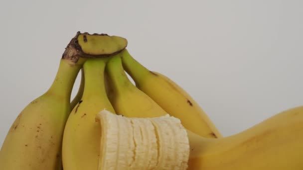 白地にバナナを熟す バナナを閉じます — ストック動画