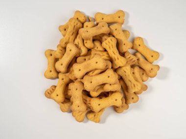 Beyaz arka planda köpek bisküvileri. Köpek maması..