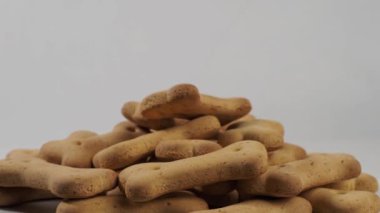 Beyaz arka planda köpek bisküvileri. Köpek maması..