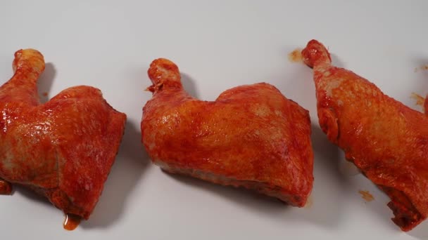 在白盘上腌制鸡腿或鸡腿 煮熟鸡腿特写 — 图库视频影像