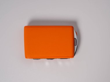 Beyaz arka planda modern kablosuz turuncu araba kontak anahtarı. Motoru çalıştırmak için kablosuz anahtar. Modern araba anahtarları.