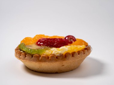 Beyaz arka planda meyveli fırın. Meyveli bisküvi..