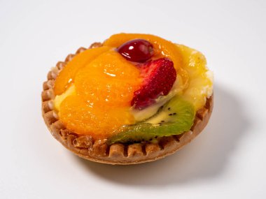 Beyaz arka planda meyveli fırın. Meyveli bisküvi..