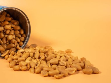 Turuncu kavanozda kavrulmuş fıstık. Fıstıkları kapatın..