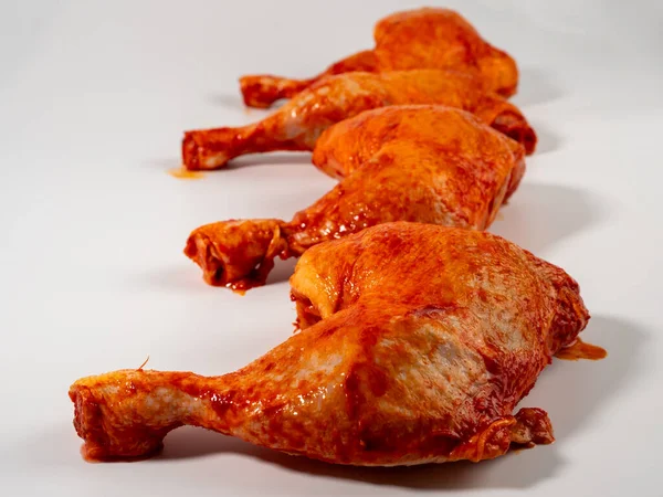 접시에 닭고기 북채나 다리를 양념하였다 양념을 닭고기 다리를 클로즈업 — 스톡 사진