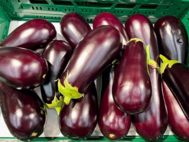 Süpermarketteki raflarda patlıcan. Patlıcan yakın plan..