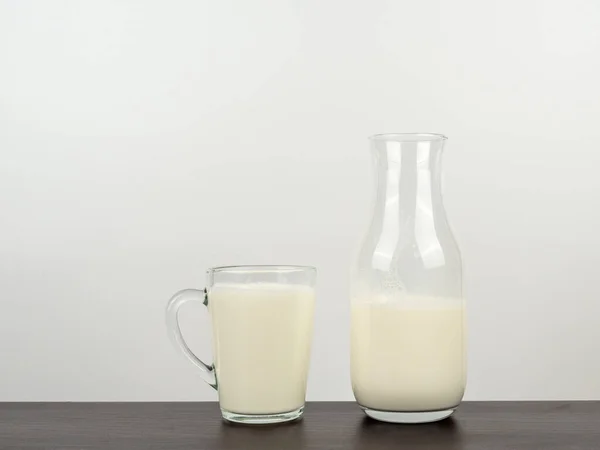 木製のテーブルの上に牛乳のボトルとガラス ミルクを背景に — ストック写真