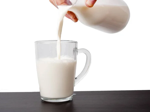 Susu Dituangkan Dari Botol Dalam Gelas Susu Pada Latar Belakang — Stok Foto