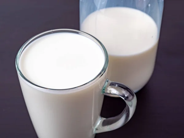 Flaska Och Glas Mjölk Ett Träbord Mjölk Ljus Bakgrund — Stockfoto