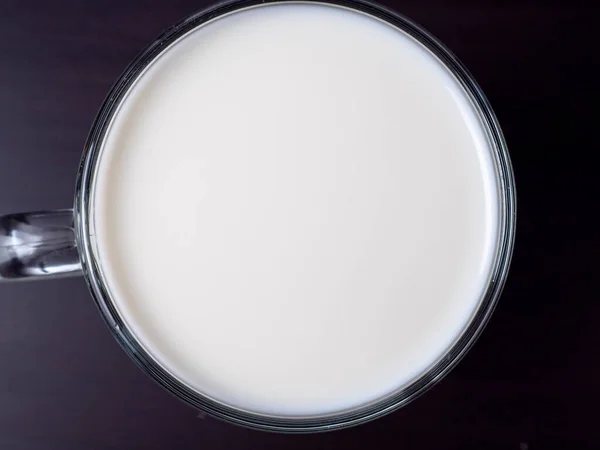 光の背景にミルクのガラス ミルククローズアップ — ストック写真