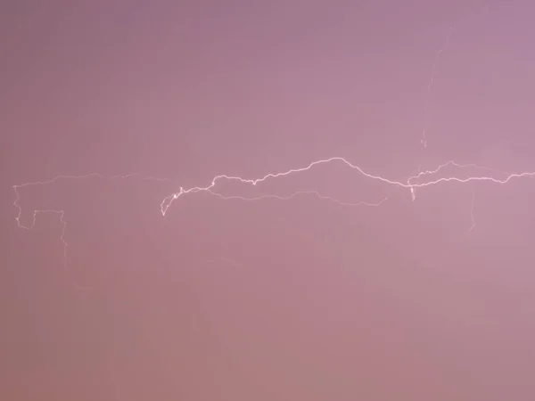 夜空に雷雨が発生する その夜の雷雨 — ストック写真