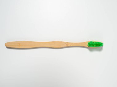 Bambu diş fırçası. Beyaz arka planda tahta diş fırçası. Diş fırçasını yakın çekim.