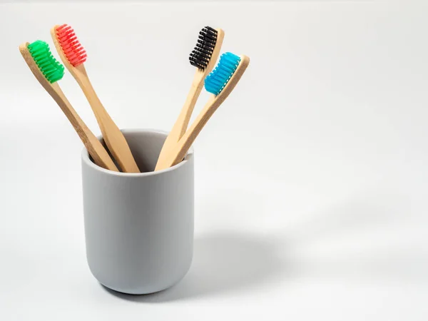異なる色の竹歯ブラシ 白い背景に木製の歯ブラシ 歯ブラシの閉まり — ストック写真