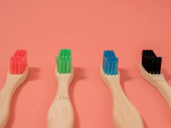 Bambu Diş Fırçaları Farklı Renklerde Pembe Arka Planda Tahta Diş — Stok fotoğraf