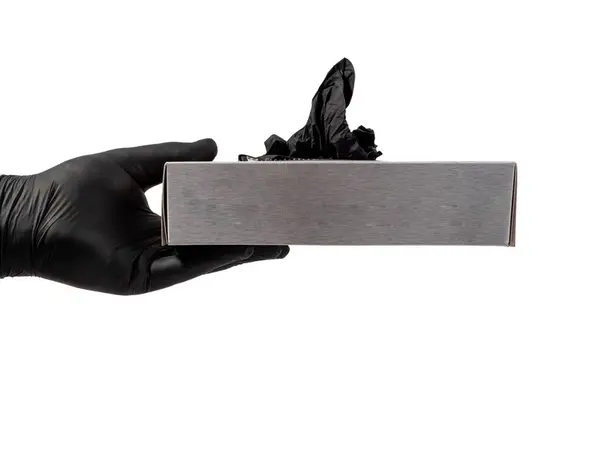 Schwarze Einweghandschuhe Isoliert Auf Weißem Hintergrund Eine Behandschuhte Hand Hält — Stockfoto
