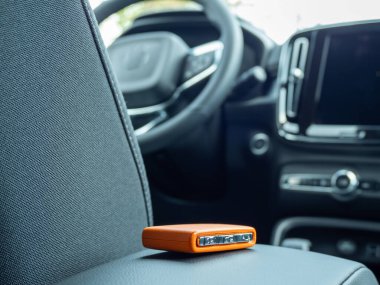 Modern bir arabanın kolluğundaki kontak anahtarı. - Ne? Anahtarlarımı arabada unuttum..