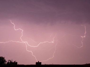 Gece gökyüzünde gök gürültülü fırtına. Geceleri gök gürültülü fırtına.